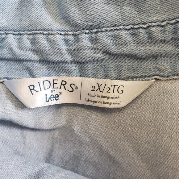 🌈 3/$40 Riders Lee Light Blue Jean Sleeveless Button Down (T4) - Picture 3 of 3